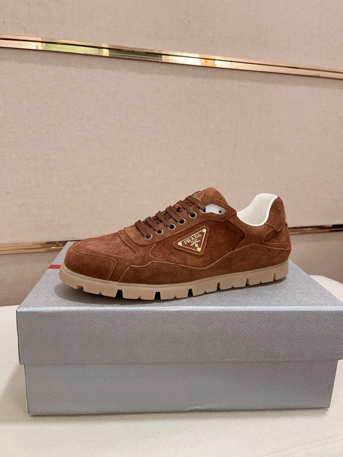 Men's shoes 💰 540💰 ✔️✔️✔️Higher version High-quality new PRADA (Prada) counters are launched at the same time. The new men's shoes and 😘 fabrics are made of high-tech glue-making technology. Lining: Full cowhide lining. 👍🏿 High-end ☄️ air-cushion molded anti-slip rubber outsole, exquisite lines, simple and elegant, comfortable and high-end for leisure travel. Code number: 38 to 44 (45 can be customized and cannot be returned or exchanged)
